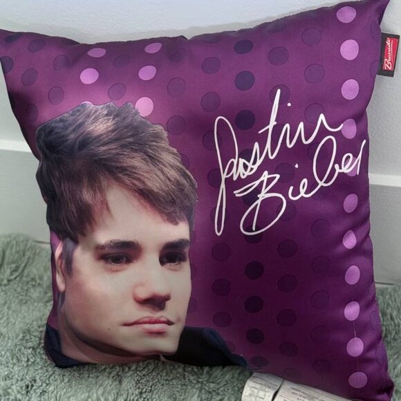 Justin Bieber Throw Pillow (2011 Vintage) - Picture 8 of 8
